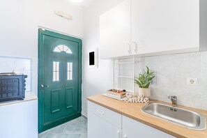 Fridge, oven, stovetop, coffee/tea maker