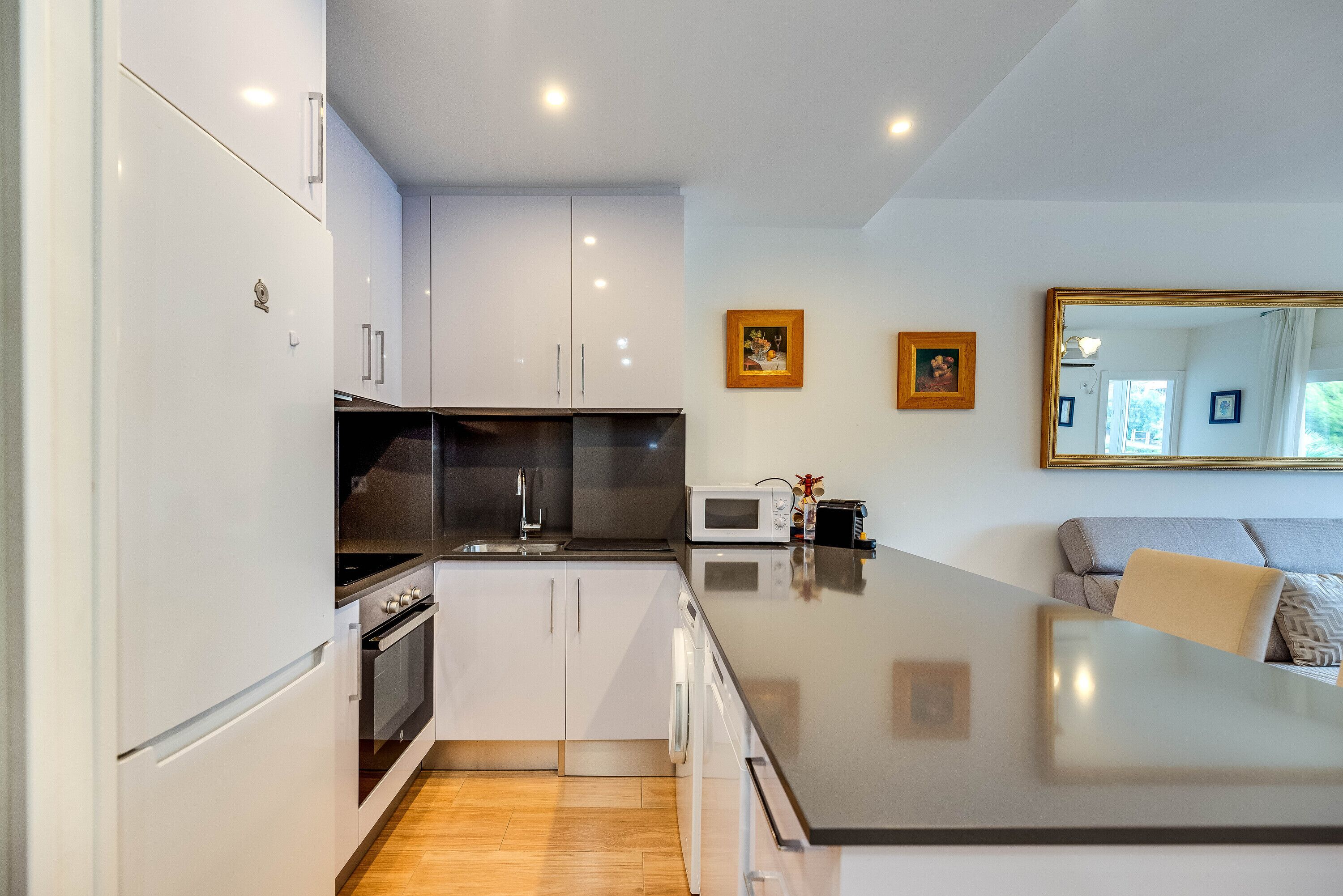 Réfrigérateur, four à micro-ondes, un four, surface de cuisson