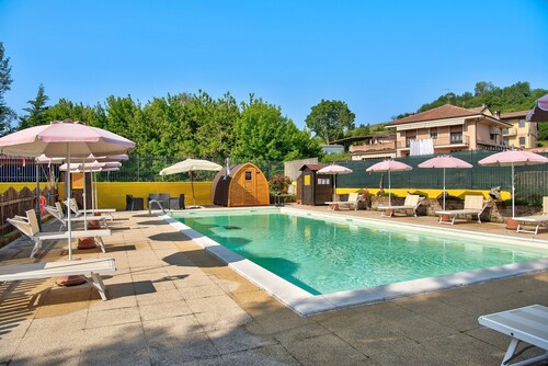 Schönes 'Jasmine Apartment', im Piemont, mit Gemeinschaftspool, Garten und Sauna