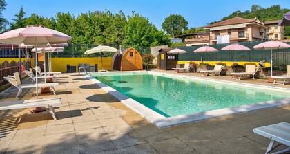 Schönes 'Jasmine Apartment', im Piemont, mit Gemeinschaftspool, Garten und Sauna