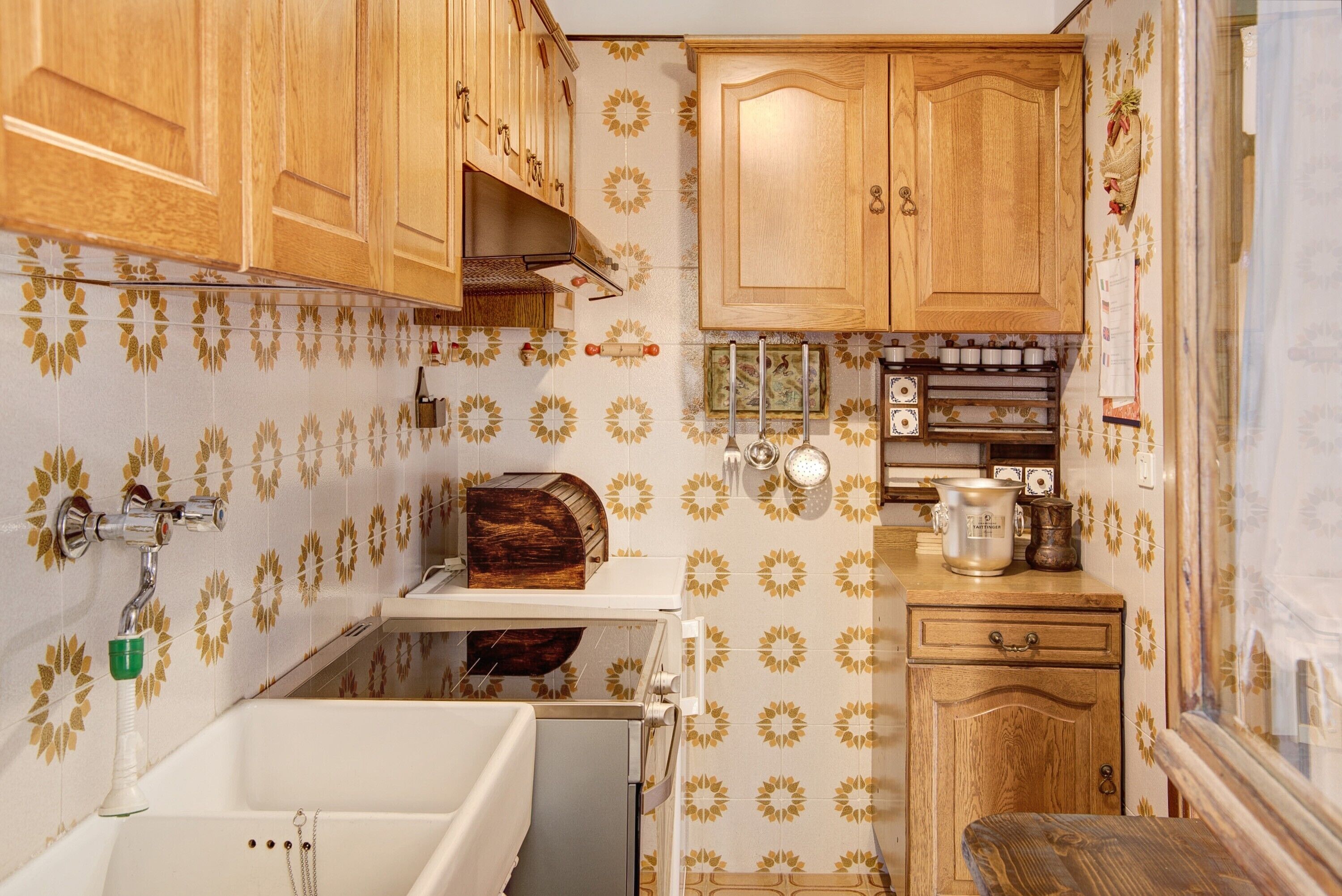 Kühlschrank, Ofen, Herdplatte, Wasserkocher mit Kaffee-/Teezubehör