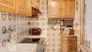 Kühlschrank, Ofen, Herdplatte, Wasserkocher mit Kaffee-/Teezubehör