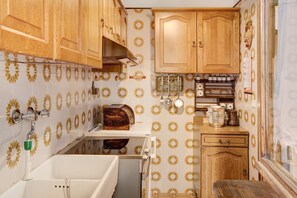 Refrigerador, horno, placa de cocina, cafetera/tetera