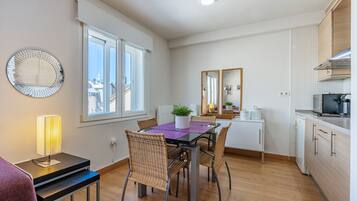 Een koelkast, een magnetron, een kookplaat