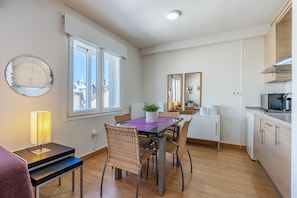 Una cocina moderna con comedor, un ventanal y vistas al exterior.