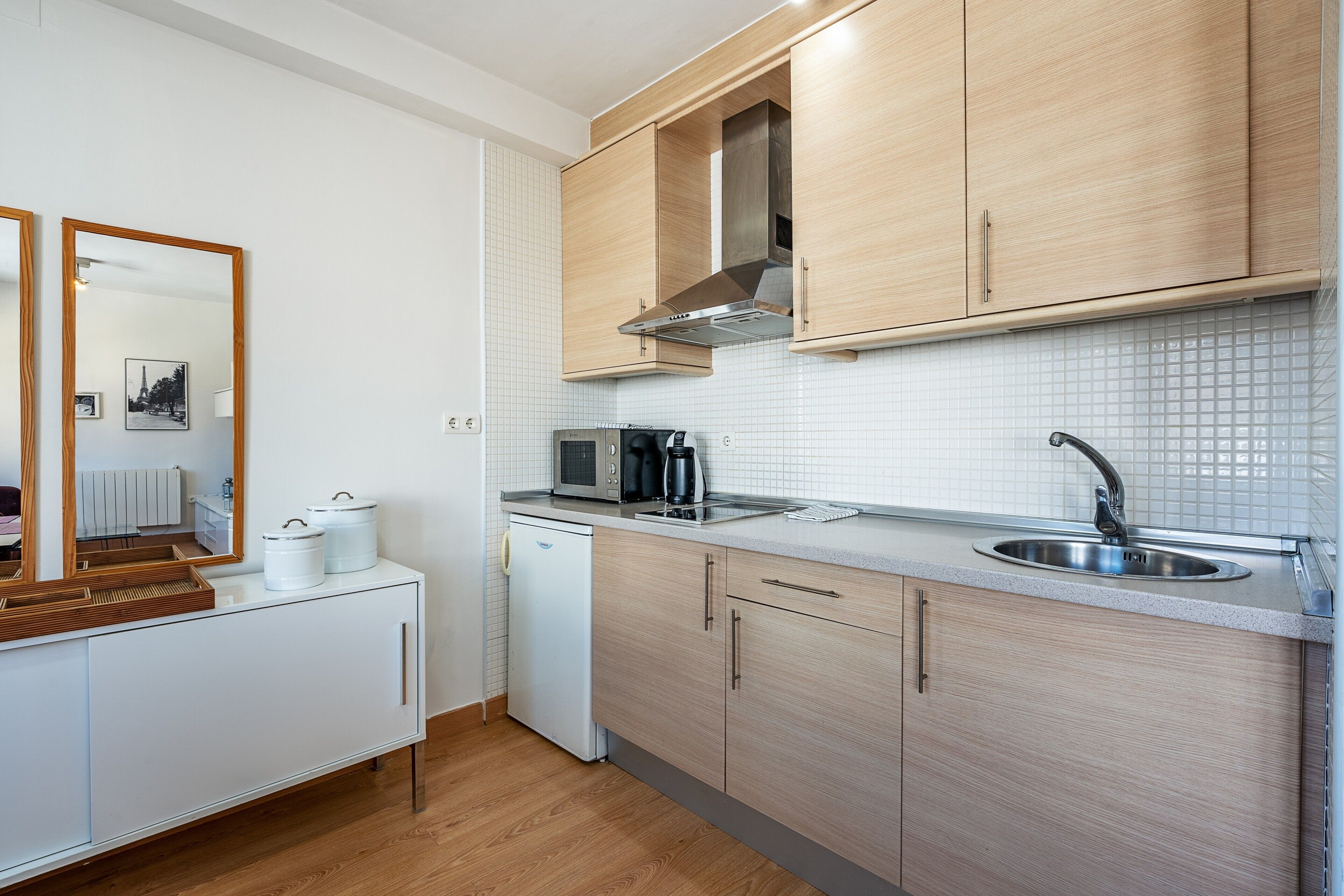 Kylskåp, mikrovågsugn, spishäll och kaffe- och tebryggare