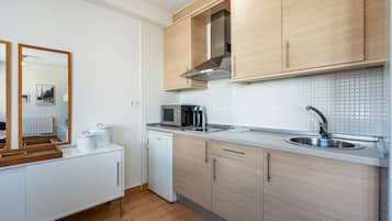 Kylskåp, mikrovågsugn, spishäll och kaffe- och tebryggare