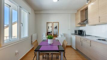 Een koelkast, een magnetron, een kookplaat