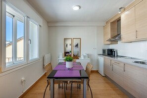 Een koelkast, een magnetron, een kookplaat