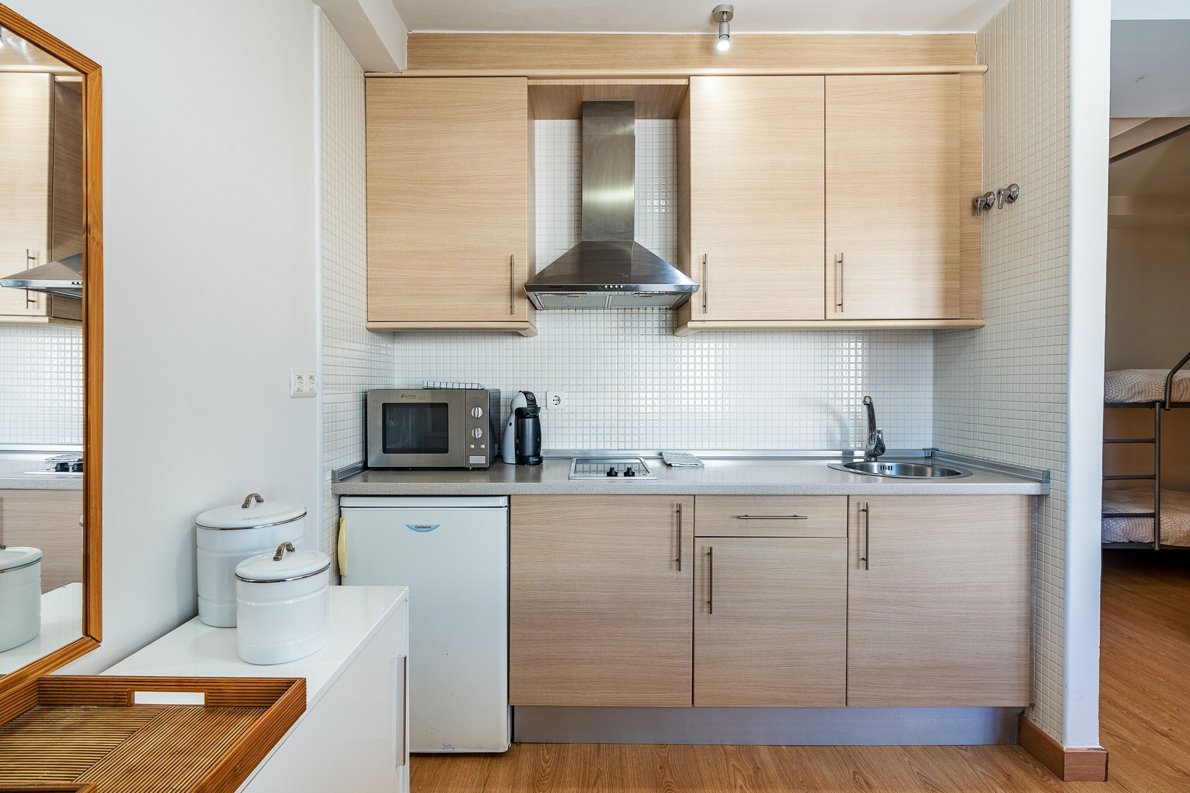 Kühlschrank, Mikrowelle, Herdplatte, Wasserkocher mit Kaffee-/Teezubehör