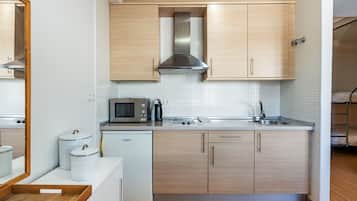 KĂŒhlschrank, Mikrowelle, Herdplatte, Wasserkocher mit Kaffee-/Teezubehör