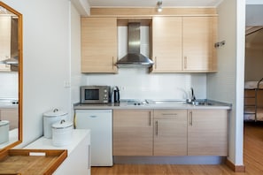 Kjøleskap, mikrobølgeovn, kokeplater og kaffetrakter/tekoker