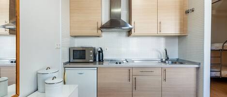 Frigorífico, microondas, placa de cocina y cafetera o tetera