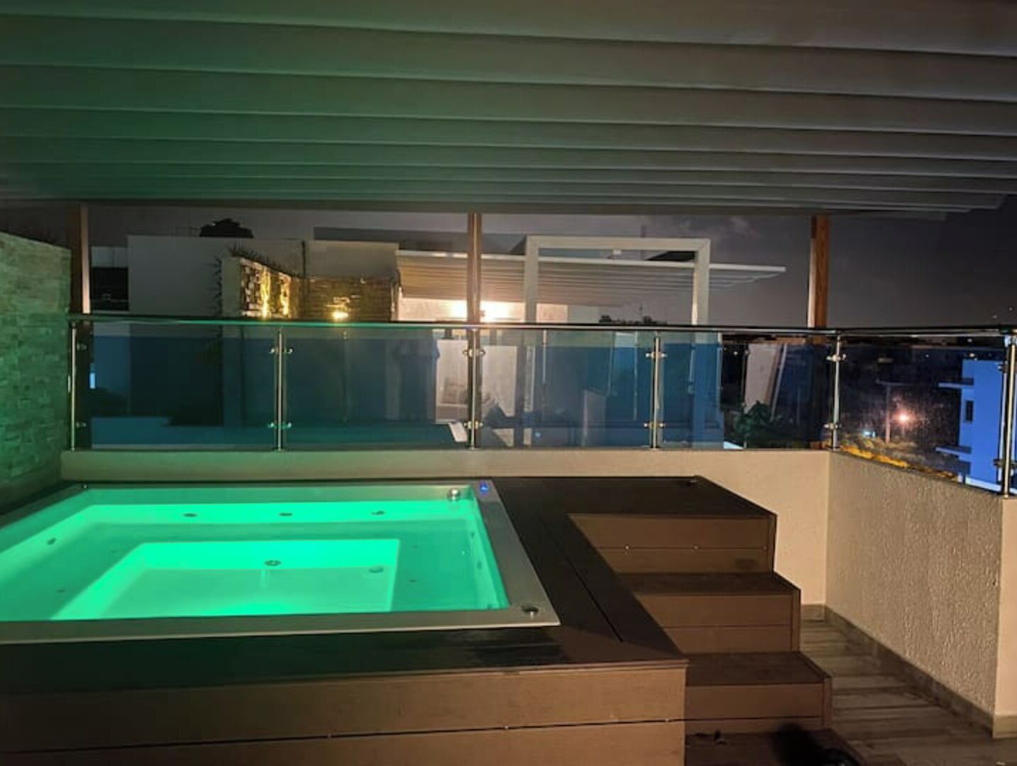 Tina de hidromasaje al aire libre