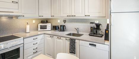 Køleskab, mikrobølgeovn, opvaskemaskine, køkkentøj/tallerkener/redskaber