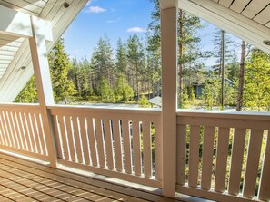 A wooden deck with a railing overlooking a forested area. - Vacation home Arha by Interhome (Äkäslompolo)