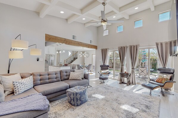 Televisión, chimenea y libros