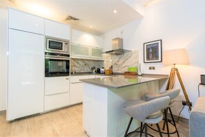 Réfrigérateur, micro-ondes, four, cafetière/bouilloire