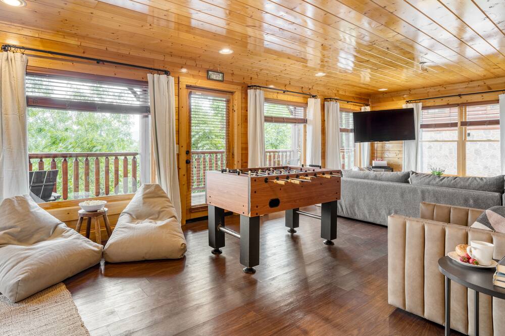 Delmont by AvantStay | Sleeps 20! Expansive Views in a Cabin Community