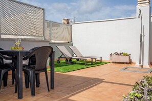 Outdoor dining - Home2Book Ático Blue Beach, Pool&Terrace (Gáldar)