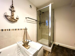 Bathtub, hair dryer, towels, soap - Beautiful 1 Bedroom apartment with Pool - Great ferry discounts (Shanklin)