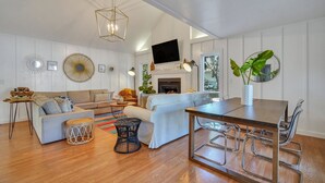 Living area - 700 Winter Trout - Four Bedroom House, Sleeps 10 (Fripp Island)