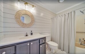 Badewanne, Haartrockner, Handtücher