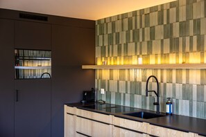 Een koelkast, een magnetron, een oven, een vaatwasser