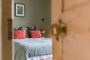 2 bedrooms, desk, iron/ironing board, WiFi