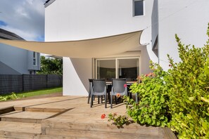 Outdoor dining - Ty Kermor - Two Bedroom Apartment, Sleeps 6 (Combrit)