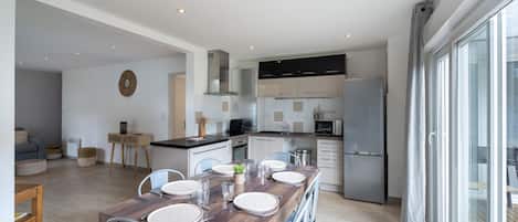 冷蔵庫、電子レンジ、オーブン、食器洗い機