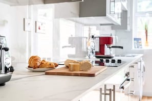 Refrigerador, microondas, horno, placa de cocina