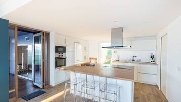 Réfrigérateur, micro-ondes, four, lave-vaisselle