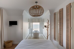 5 bedrooms, iron/ironing board, free WiFi, bed sheets - La Merveilleuse - Five Bedroom House, Sleeps 10 (Kerlaz)