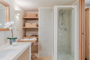 Een douche, een haardroger, een bidet, handdoeken