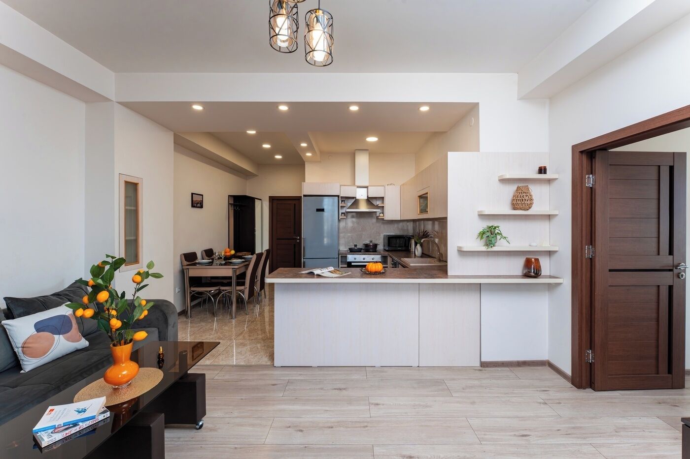 Un appartement moderne comprenant une cuisine, un coin repas et un salon.