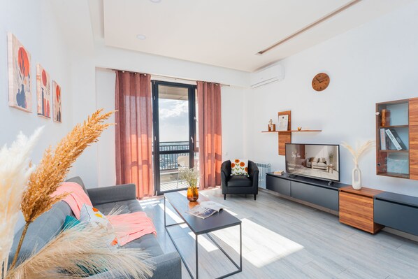 Comfort-Apartment | Wohnbereich | Fernseher