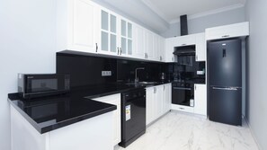 Apartemen Premium | Dapur pribadi | Lemari es besar, microwave (berdasarkan permintaan), dan kompor