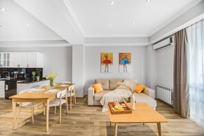 Familienapartment | Wohnbereich | Fernseher