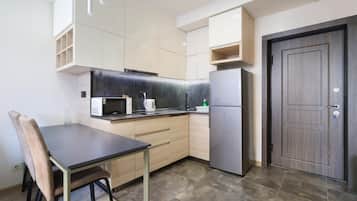 Apartament bàsic | Cuina privada | Frigorífic gran, microones, placa de cuina i bullidora elèctrica