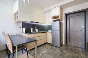 Basic Apartment | Private kitchen | Full-sized fridge, microwave, stovetop, electric kettle