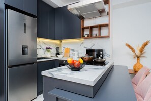 Premium appartement, 1 slaapkamer, balkon | Privékeuken | Een koelkast/vriezer, een magnetron, een kookplaat, een waterkoker