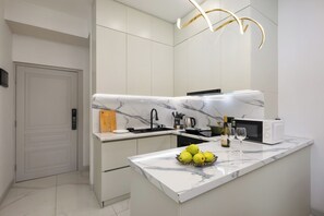 Apartemen Mewah, 1 Tempat Tidur Double, balkon | Dapur pribadi | Lemari es besar, microwave (berdasarkan permintaan), dan kompor