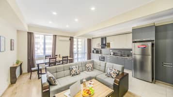 Familienapartment, 2 Schlafzimmer, Balkon, Stadtblick | Wohnbereich
