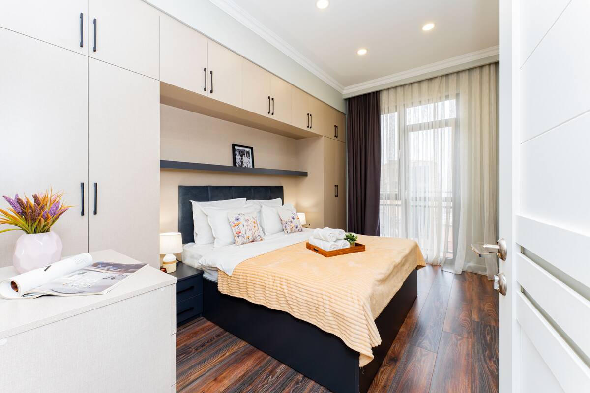 Superior Apartment | Premium bedding, iron/ironing board, WiFi (free), bed sheets