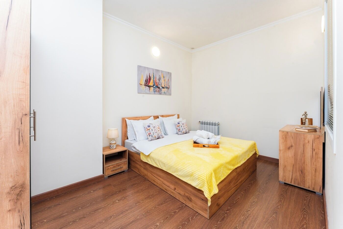 Perhehuoneisto | Ylelliset vuodevaatteet, silitysrauta/-lauta, vauvansängyt