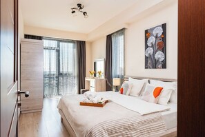 Apartemen Deluks, 1 kamar tidur, balkon | Seprai premium, setrika/meja setrika, Wi-Fi gratis, dan seprai linen