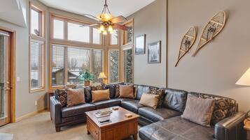 Televisión, chimenea y servicios de streaming