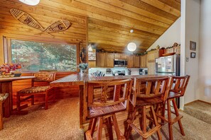 Dining - Captivating condo with views of Mammoth Mountain, fireplace, sauna, hot tub (Mammoth Lakes)