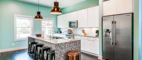 Frigorífic, microones, forn i placa de cuina